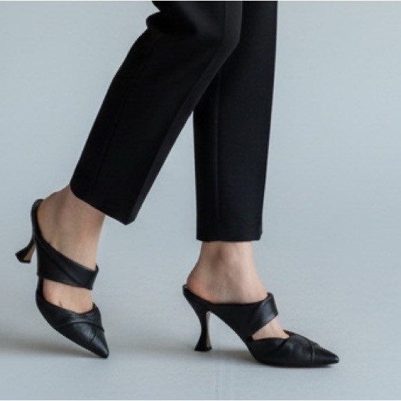 Marc Fisher Shoes - Marc Fisher Heaton Black Pointed-Toe Mule Heels 9M